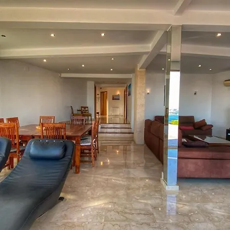 Cuesta De San Antonio, Villa *